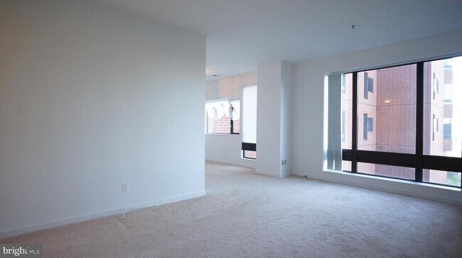 Building Photo - 10 E Lee St