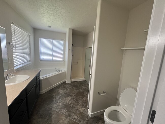 Building Photo - 1820 W Camelot Dr