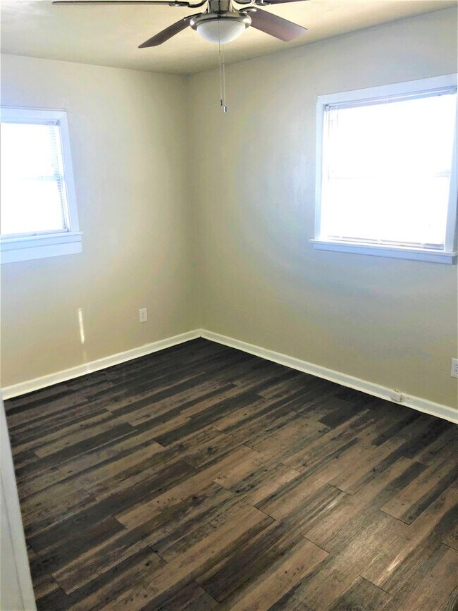 Building Photo - Handyman Special $0 First Month's Rent / $0 Deposit at move-in “You fix, you SAVE BIG!!” Contact ...