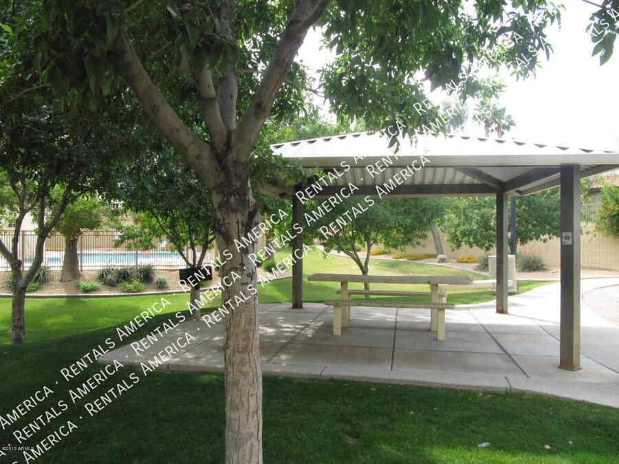 Building Photo - 323 N 76th Pl