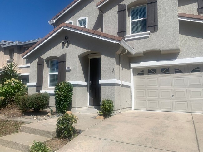 Building Photo - Spacious 4 bedroom 2.5 Bathroom Gold River...