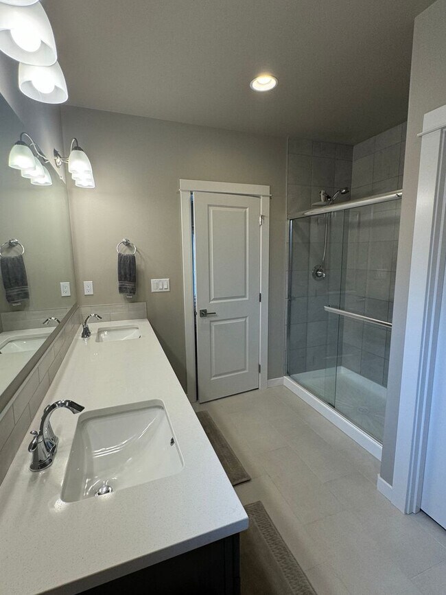 Building Photo - Fully Furnished 3 Bed/2 Bathroom Home-2042...