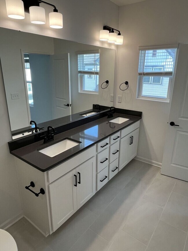 Building Photo - Brand New 4 Bed Townhome in North Charlotte!