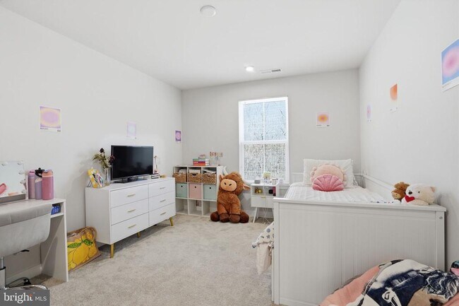 Building Photo - 60 Pratt Ln