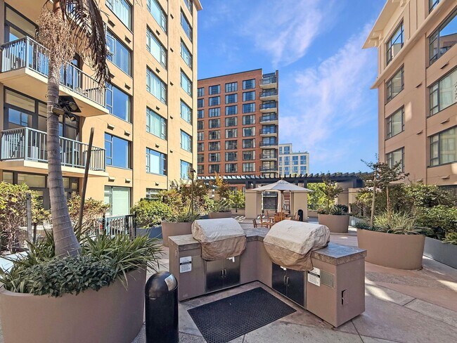 Building Photo - Modern Downtown Condo – 2BR/1BA in the Hea...