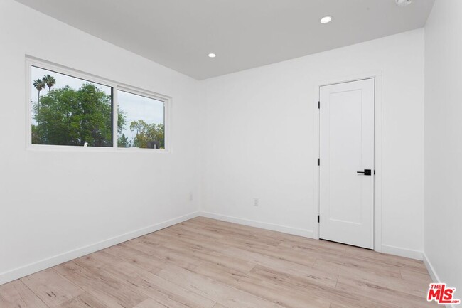 Building Photo - 1319 S St Andrews Pl