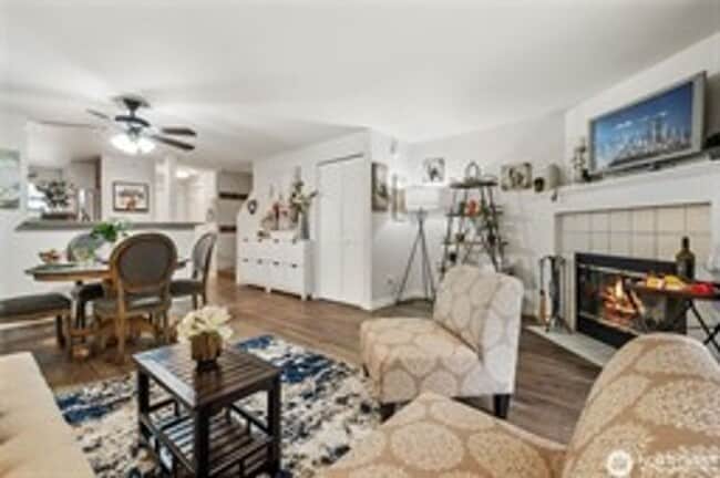 Building Photo - 2Bd/2.25Ba Kent Condo