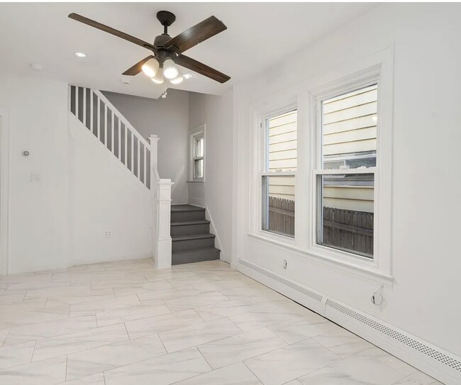 Building Photo - 2 Kitchen Home in Forest Hills - Ideal for Shared Living