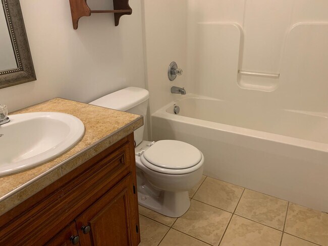 Building Photo - 2 Bedroom Townhouse off Wiggington Road