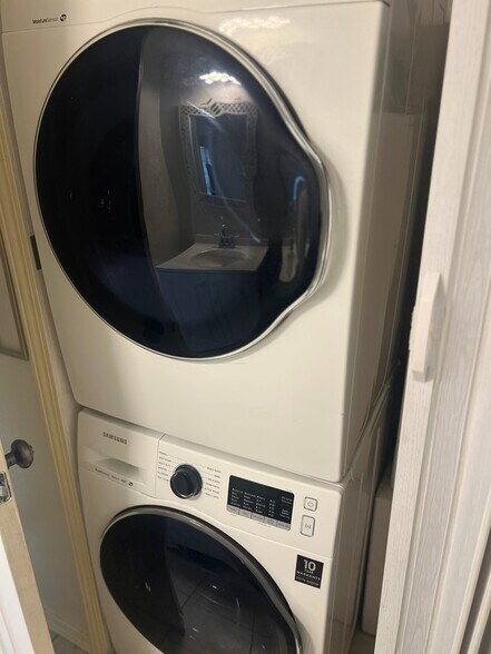 Laundry - 8019 Calle Fanita