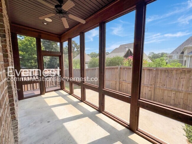 Building Photo - 3 Bed/2 Bath Home with Fenced Yard & Garage / Pet-Friendly / Available Now!