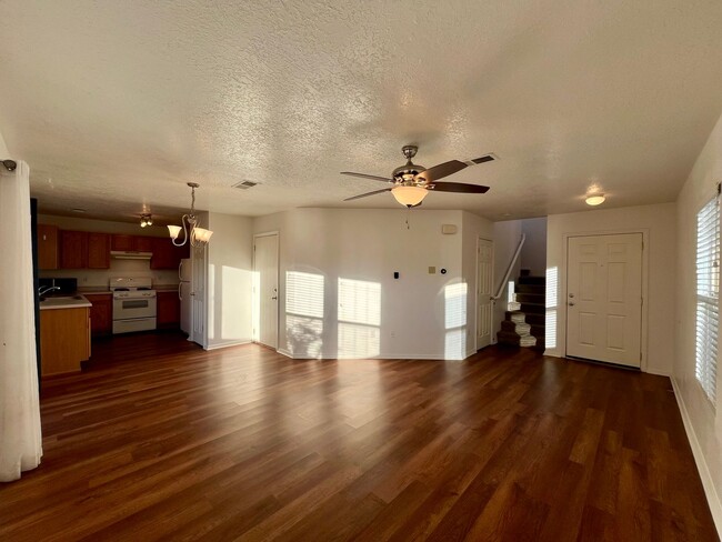 Building Photo - Nice 3 Bedroom 2.5 Bathroom Located In A G...
