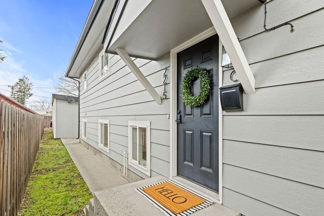 Building Photo - Trendy 2B/1B Unit C I Near Gonzaga/WSU/EWU...