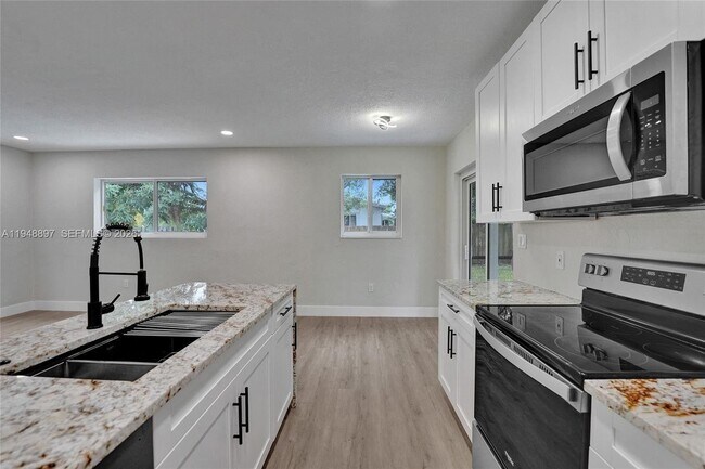 Building Photo - 21021 NE 13th Pl