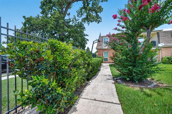 Building Photo - 1220 Shadowdale Dr