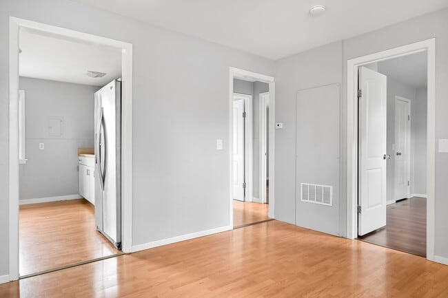 Building Photo - 2 Bedroom, 1 Bathroom Available!