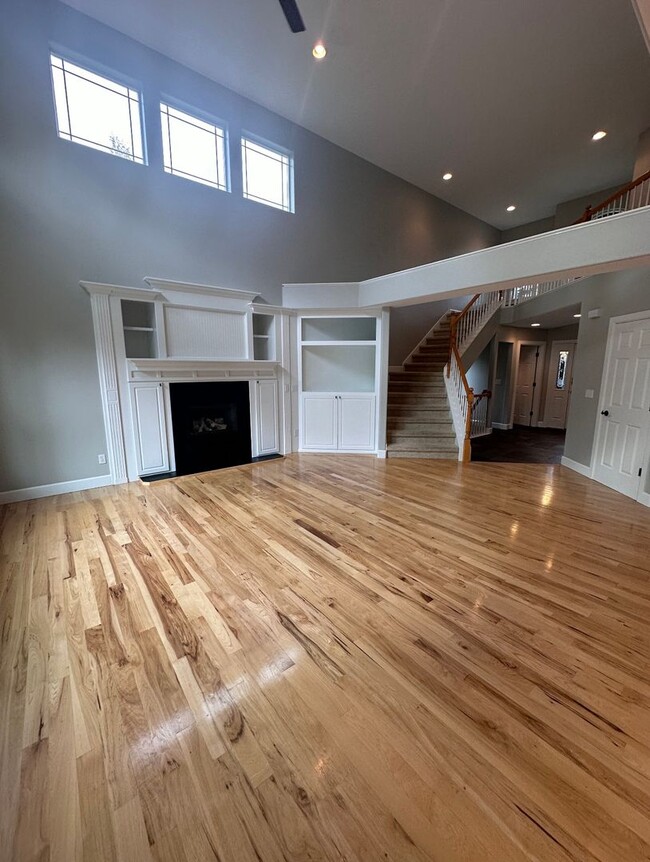 Building Photo - Stunning 3 level home with beautiful views