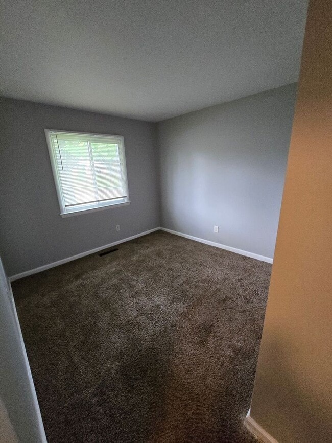 Building Photo - 3 BEDROOM SINGLE FAMILY