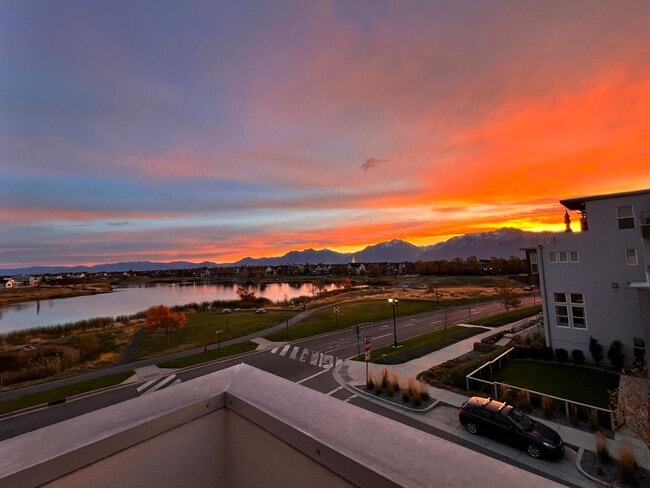 Building Photo - Modern 2 Bedroom Townhome with Stunning La...