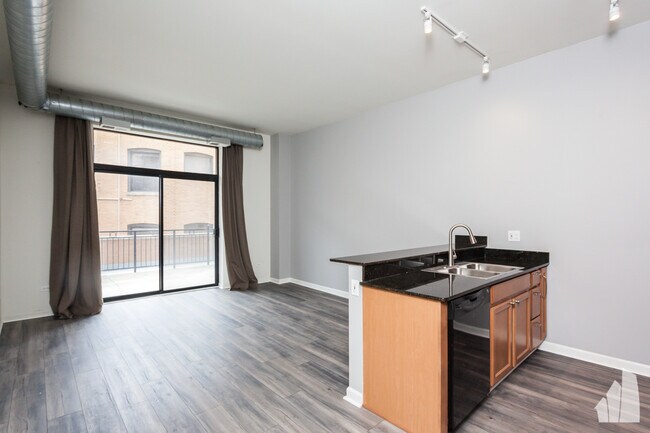 Building Photo - 950 W Leland Ave