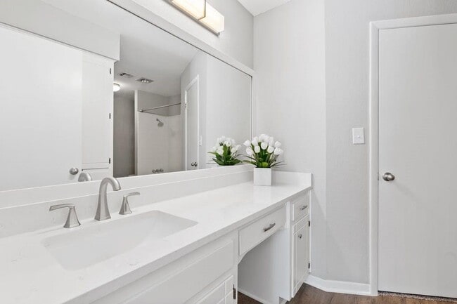 Building Photo - 1930 Holly Hill Dr