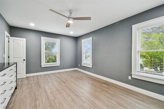 Building Photo - 6810 N Navin Ave