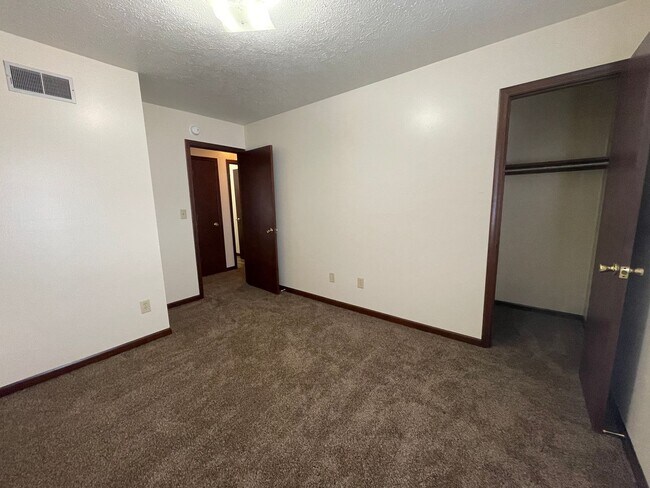 Building Photo - 521 S Silverwood Ln