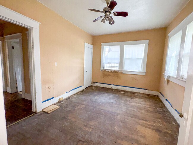 Building Photo - 921 Valley Rd Pl