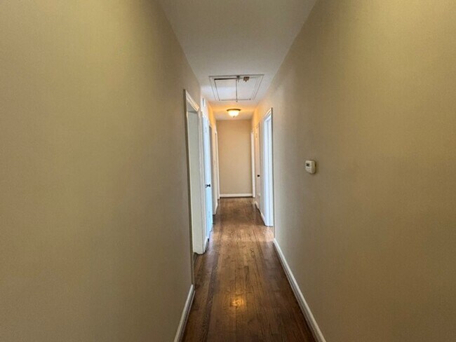 Building Photo - 1531 Iris Dr