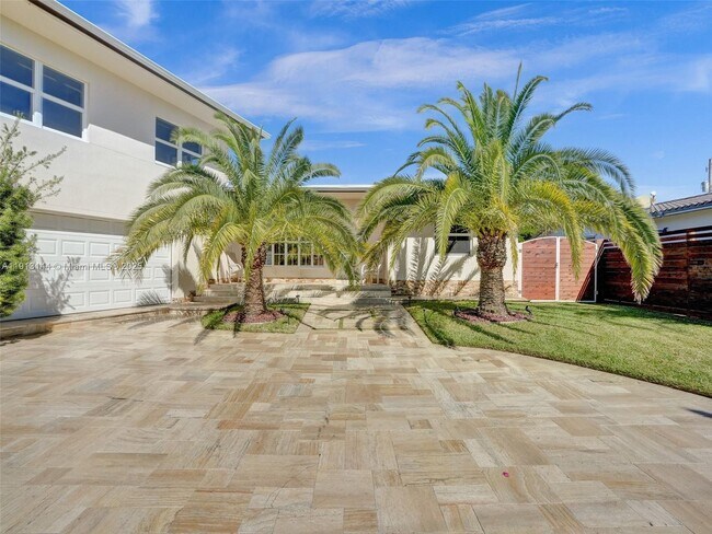 Building Photo - 2421 NE 7th Pl