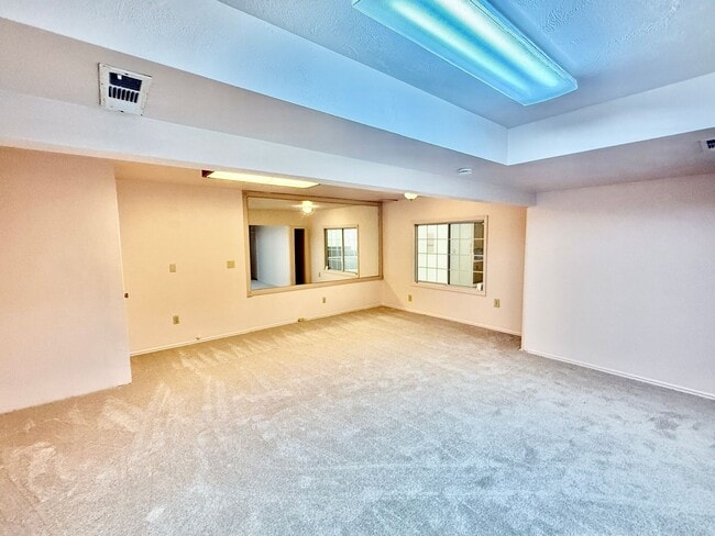 Building Photo - Distinctive and Spacious 5-BR Home in Bloomington