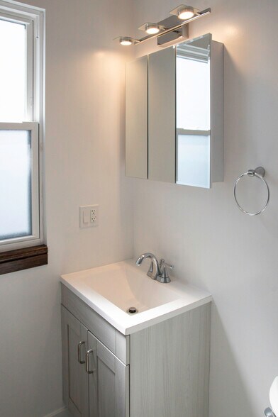 Building Photo - 1929 W Montrose Ave