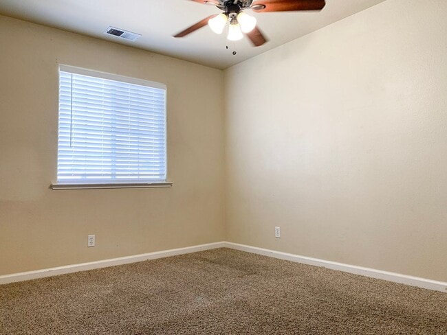 Building Photo - 4 Bedroom Home in Hollister with Huge Backyard!