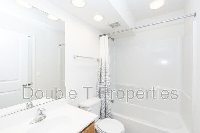 Building Photo - 1841 Graymount Way