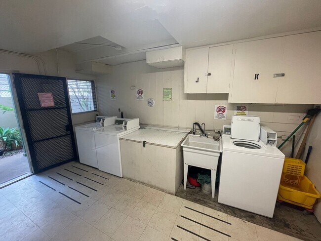 Building Photo - Walkup Studio in Waikiki