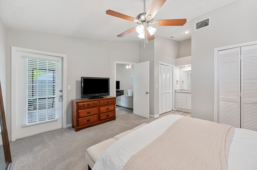 Master bedroom - 3568 Raintree Ln