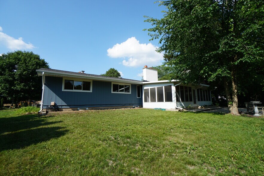 Building Photo - 28W383 Behrs Circle Dr S