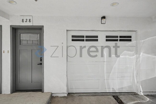 Building Photo - 828 W 80th St