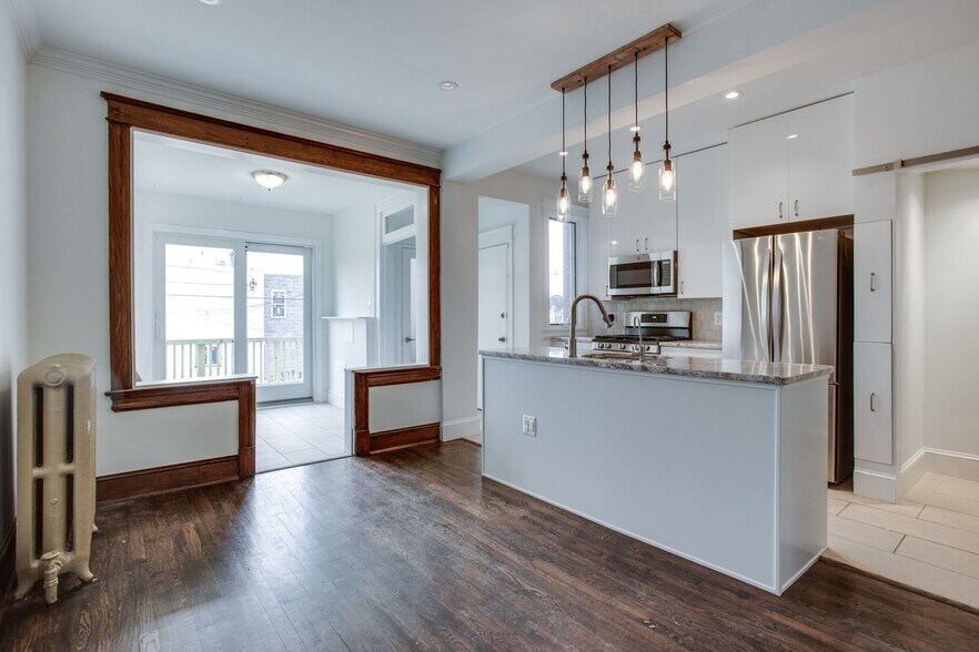 Living area - 702 Ingraham St NW