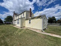Building Photo - 1 Bedroom 1 Bath Home with a bonus room in...