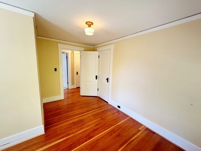 Building Photo - Stunning 3 Bedroom with Fully Fenced Yard ...