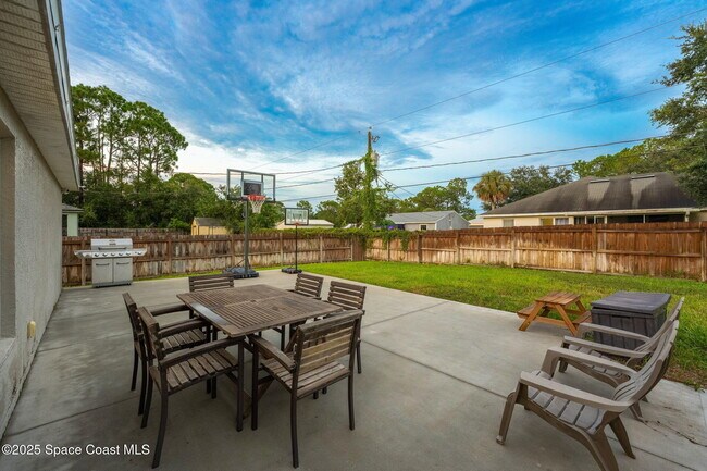 Building Photo - 413 Grenadier Ave NW