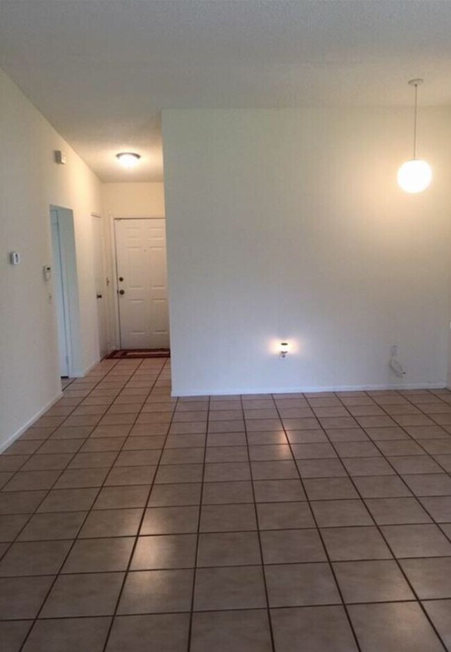Building Photo - Lovely Home Available in the Royal Manor S...