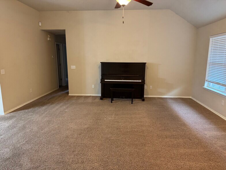 Building Photo - 2321 Golden Ln