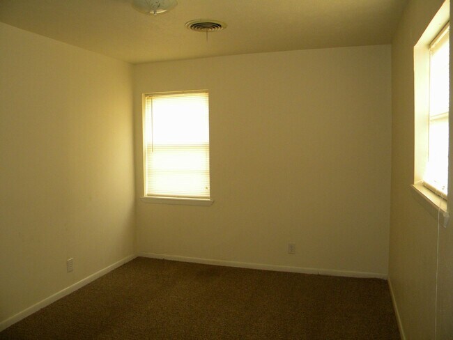 Building Photo - Spacious Home in City View!