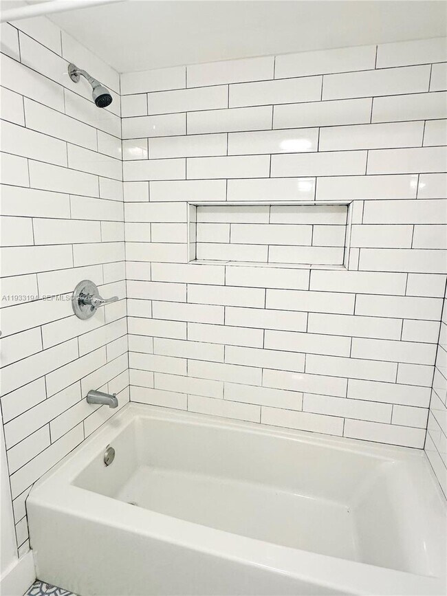 Building Photo - 553 NE 65th St