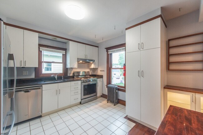 Building Photo - 13 Almira St