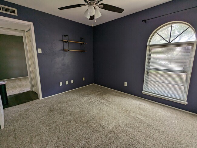 Building Photo - 944 Mossvine Dr