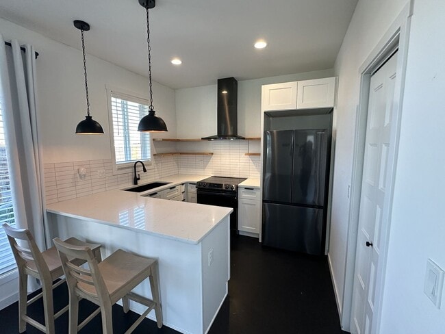Building Photo - A Bright & Contemporary Home in Pasco