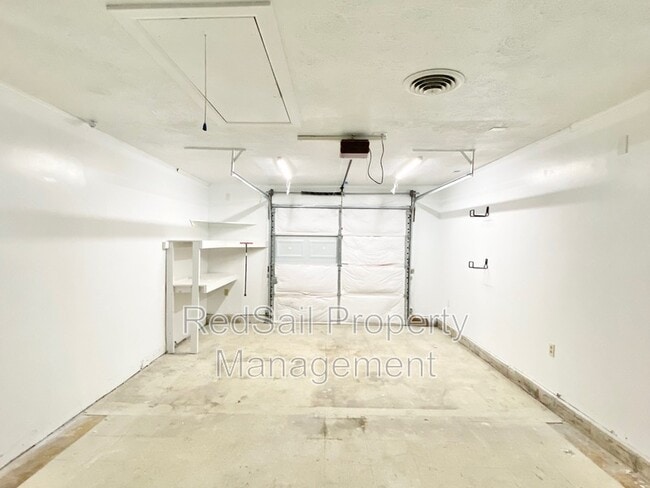 Building Photo - 725 Chatsworth Dr